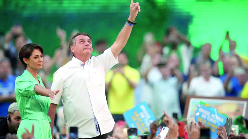 Bolsonaro leva uma multidão ao Maracanãzinho para festejar sua campanha eleitoral