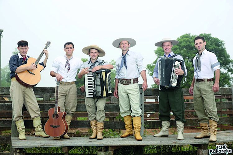 Sábado de baile com Tchê Kakareko no CTG