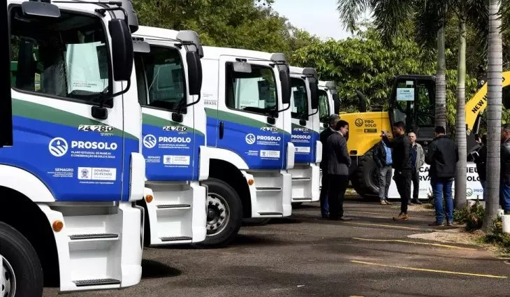 Municípios de MS recebem caminhões e motoniveladoras