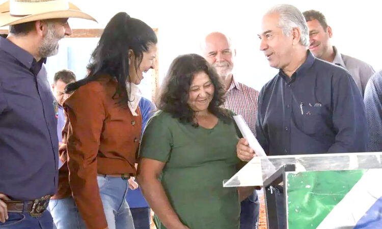 Reinaldo Azambuja entrega obras e programas sociais no interior de MS