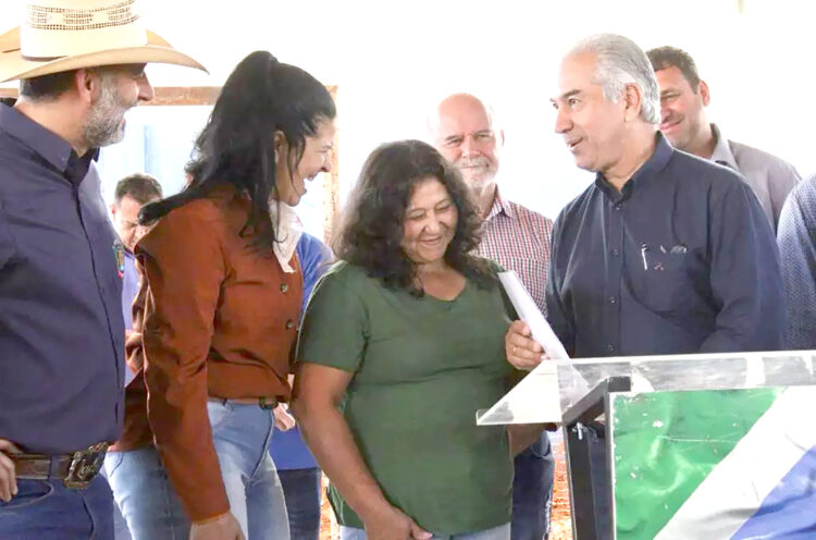 Reinaldo Azambuja entrega obras e programas sociais no interior de MS