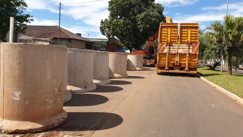 Cuidado! Tubos de drenagem na rua Antônio João