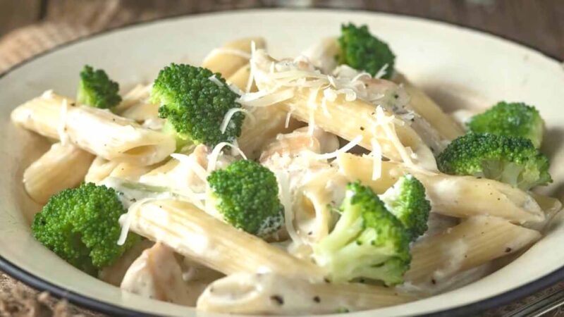 Macarrão ao creme de frango e brócolis