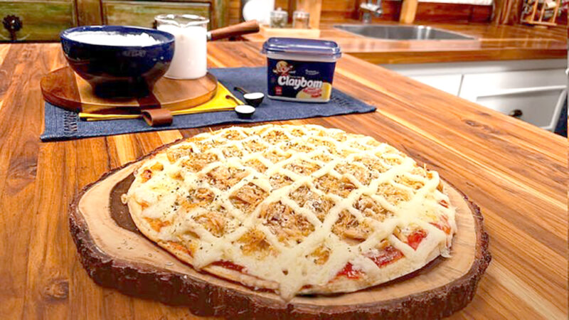 PIZZA DE FRANGO COM REQUEIJÃO