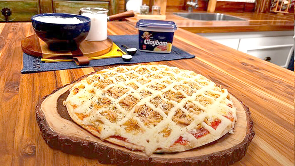 PIZZA DE FRANGO COM REQUEIJÃO