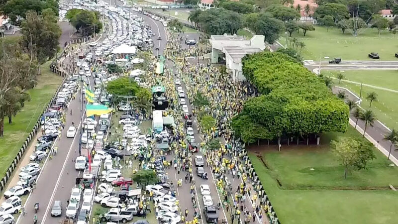 “Pelo futuro de nossas crianças”, dizem manifestantes insatisfeitos com as urnas