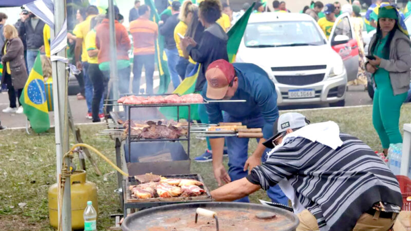 Bolsonaristas alugam banheiros, gerador e fazem churrasco em frente ao CMO