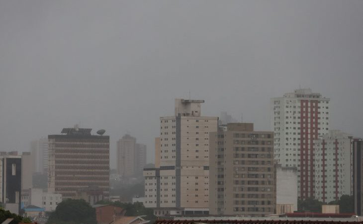 Chuva e temperatura em queda marcam a previsão do tempo a partir de hoje em MS