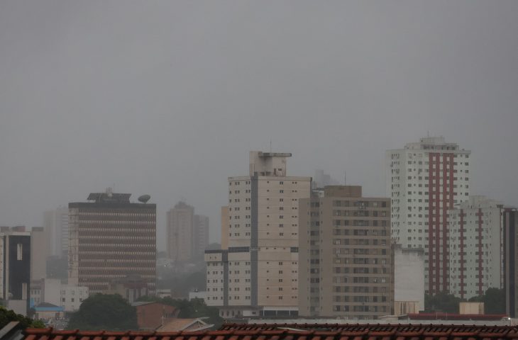 Chuva e temperatura em queda marcam a previsão do tempo a partir de hoje em MS