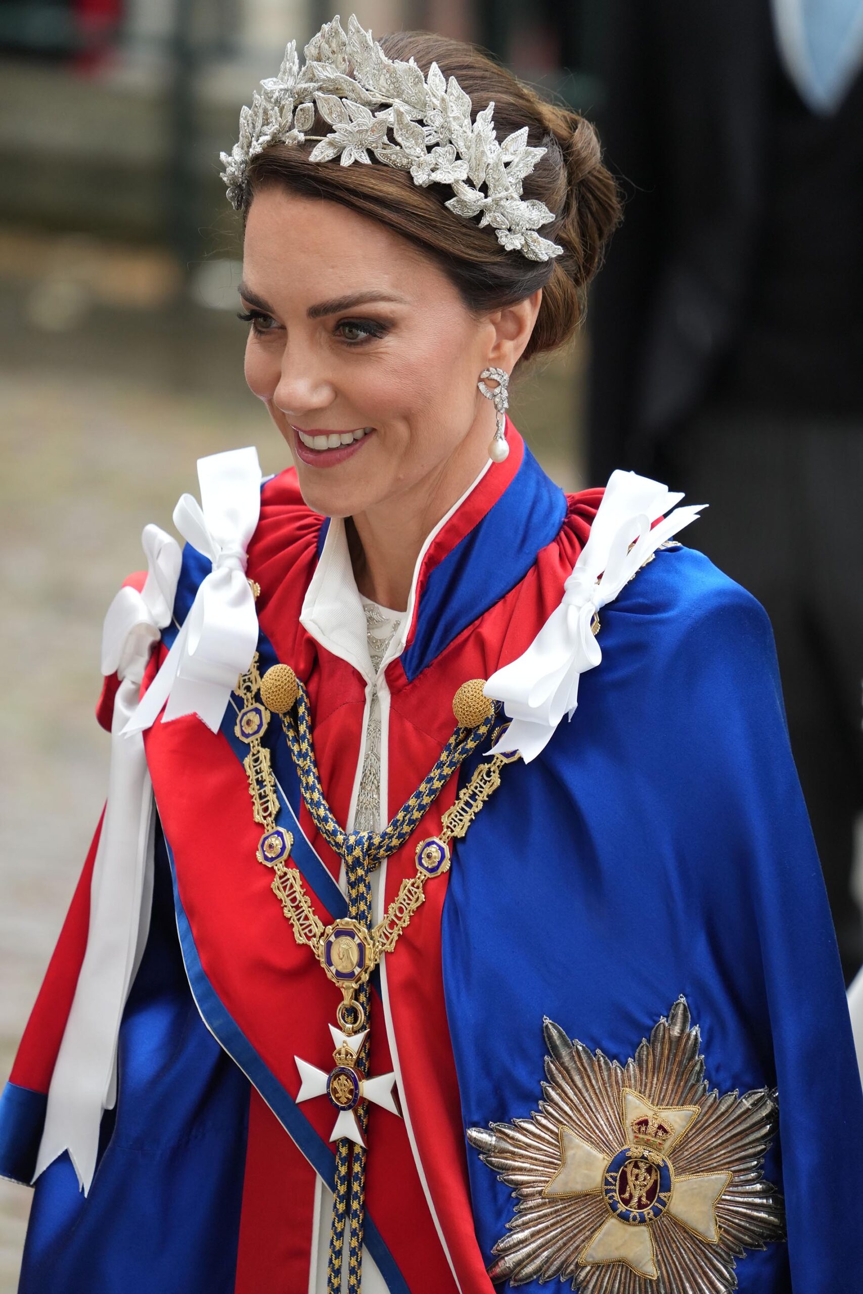 Kate usa vestido da mesma grife do casamento na coroação