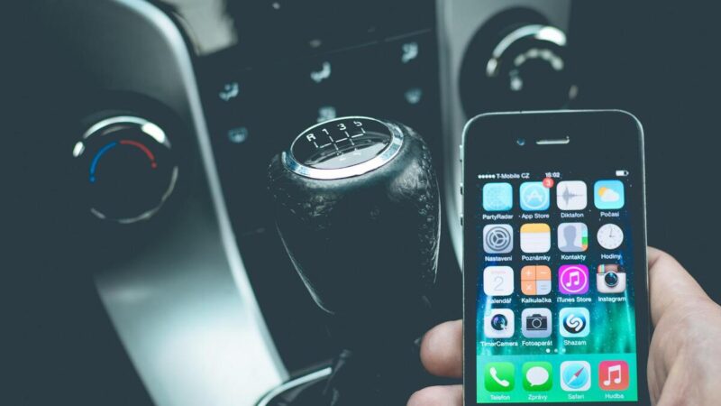 Celular ao volante: você realmente sabe o que é permitido?