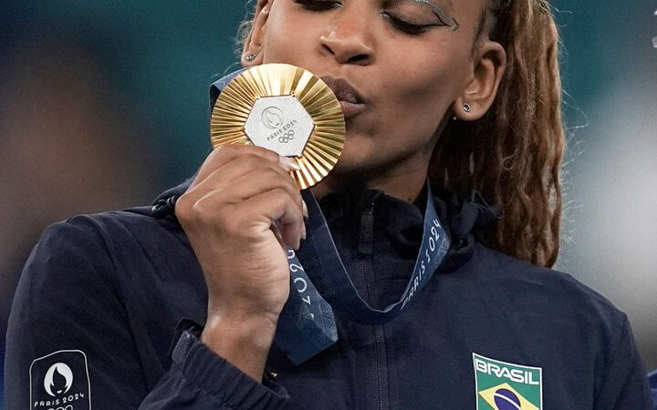 Rebeca é ouro no solo e vira maior medalhista olímpica do Brasil