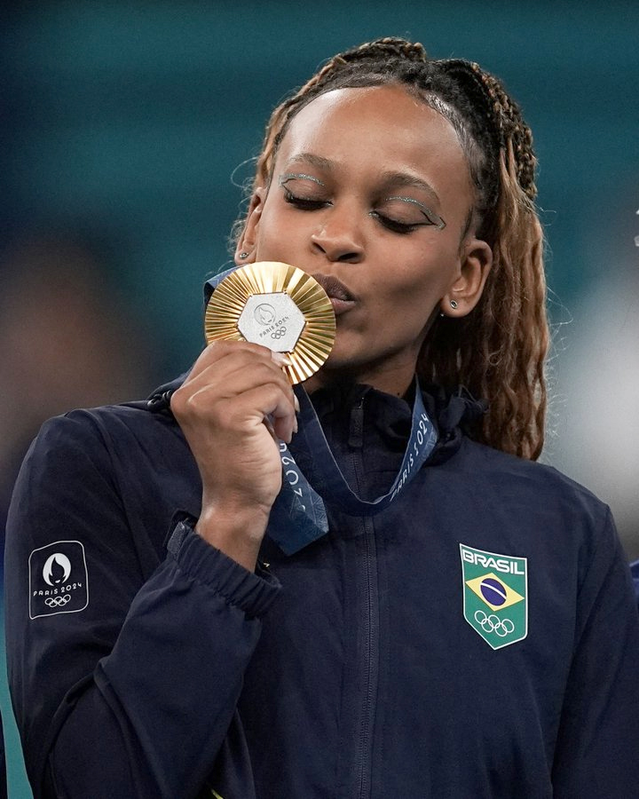 Rebeca é ouro no solo e vira maior medalhista olímpica do Brasil