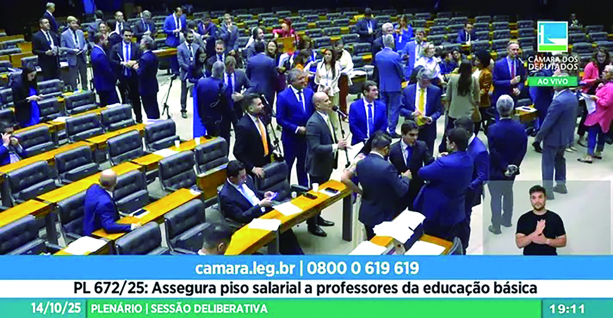 Câmara aprova piso nacional para professores temporários