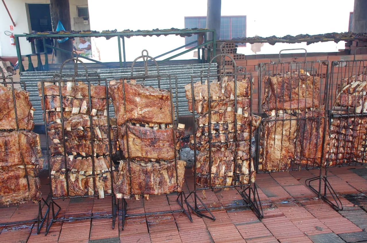 Domingo de costelão, chopp e baile no CTG Querência da Saudade