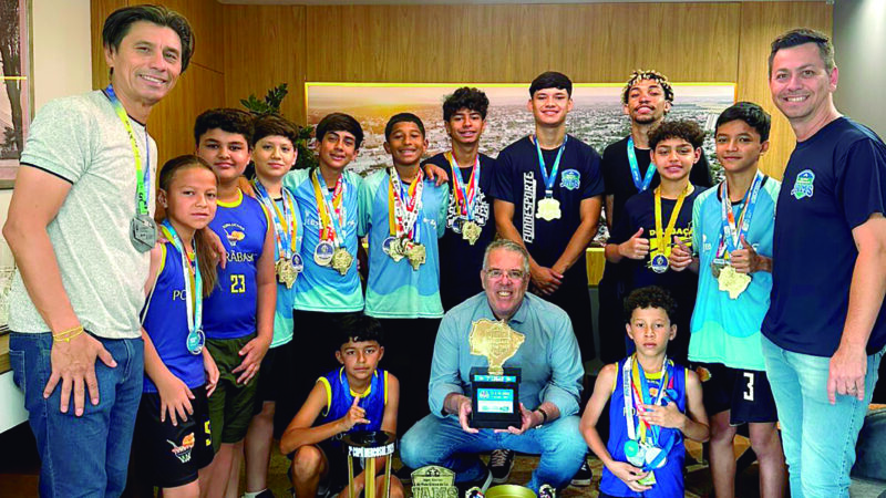 Prefeito Eduardo Campos recebe atletas da Porãbask e destaca orgulho pelas conquistas no basquete