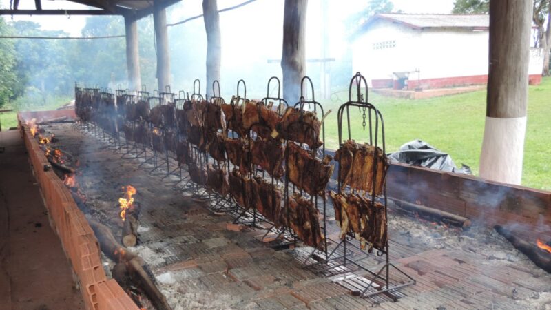 Costelão fogo de chão do CTG Querência da Saudade é atração do domingo