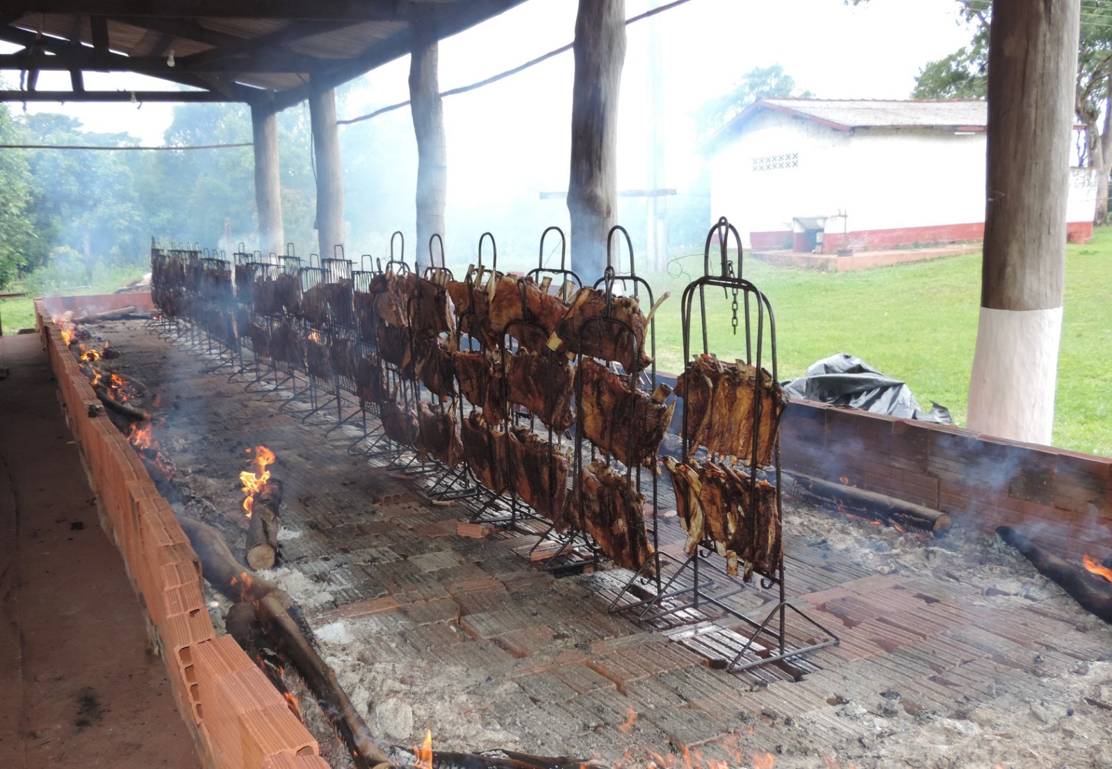 Costelão fogo de chão do CTG Querência da Saudade é atração do domingo