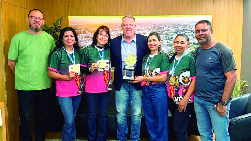 Prefeito Eduardo Campos recebe o troféu de Campeão estadual do vôlei 50+ de Ponta Porã