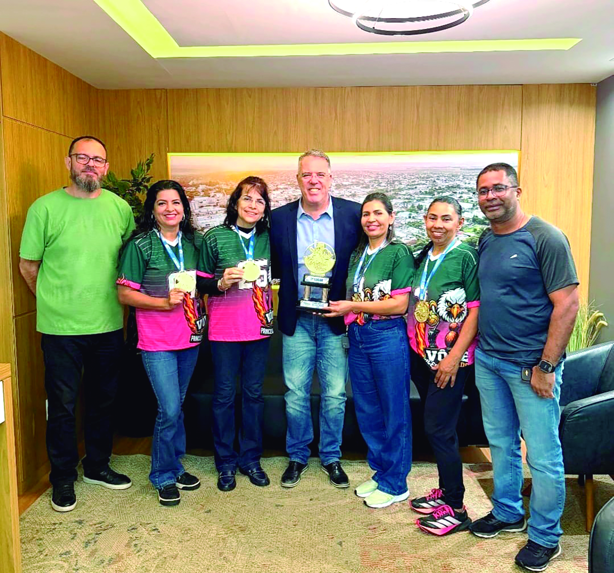 Prefeito Eduardo Campos recebe o troféu de Campeão estadual do vôlei 50+ de Ponta Porã